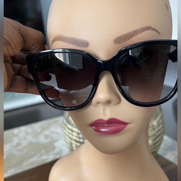 Authentic Louis Vuitton Oversized Sunglasses - Picture 3 of 16